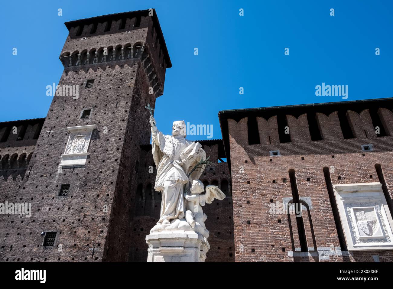 Detail des Castello Sforzesco (Burg von Sforza), einer mittelalterlichen Festung aus dem 15. Jahrhundert, die heute Museen und Kunstsammlungen beherbergt Stockfoto