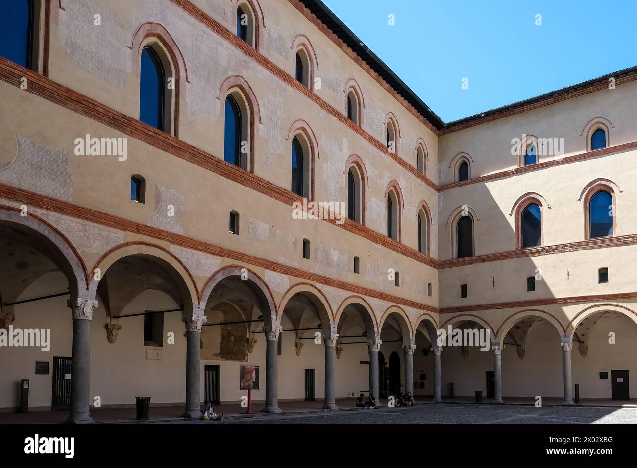 Blick auf Castello Sforzesco (Burg von Sforza), eine mittelalterliche Festung aus dem 15. Jahrhundert, die heute Museen und Kunstsammlungen beherbergt, Mailand Stockfoto