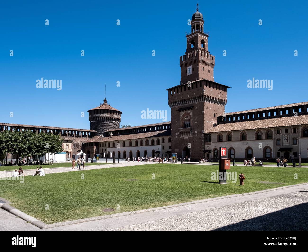 Blick auf Castello Sforzesco (Burg von Sforza), eine mittelalterliche Festung aus dem 15. Jahrhundert, die heute Museen und Kunstsammlungen beherbergt, Mailand Stockfoto