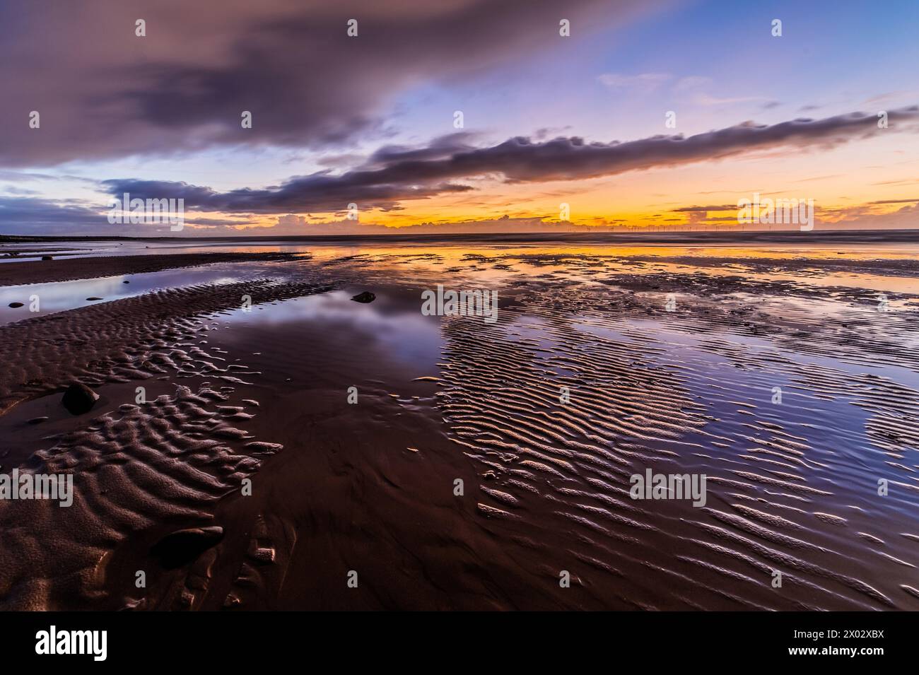 Sonnenuntergang über der Irischen See und Furness Peninsula, von Sandy Gap, Walney Island, Cumbrian Coast, Cumbria, England, Vereinigtes Königreich, Europa Stockfoto