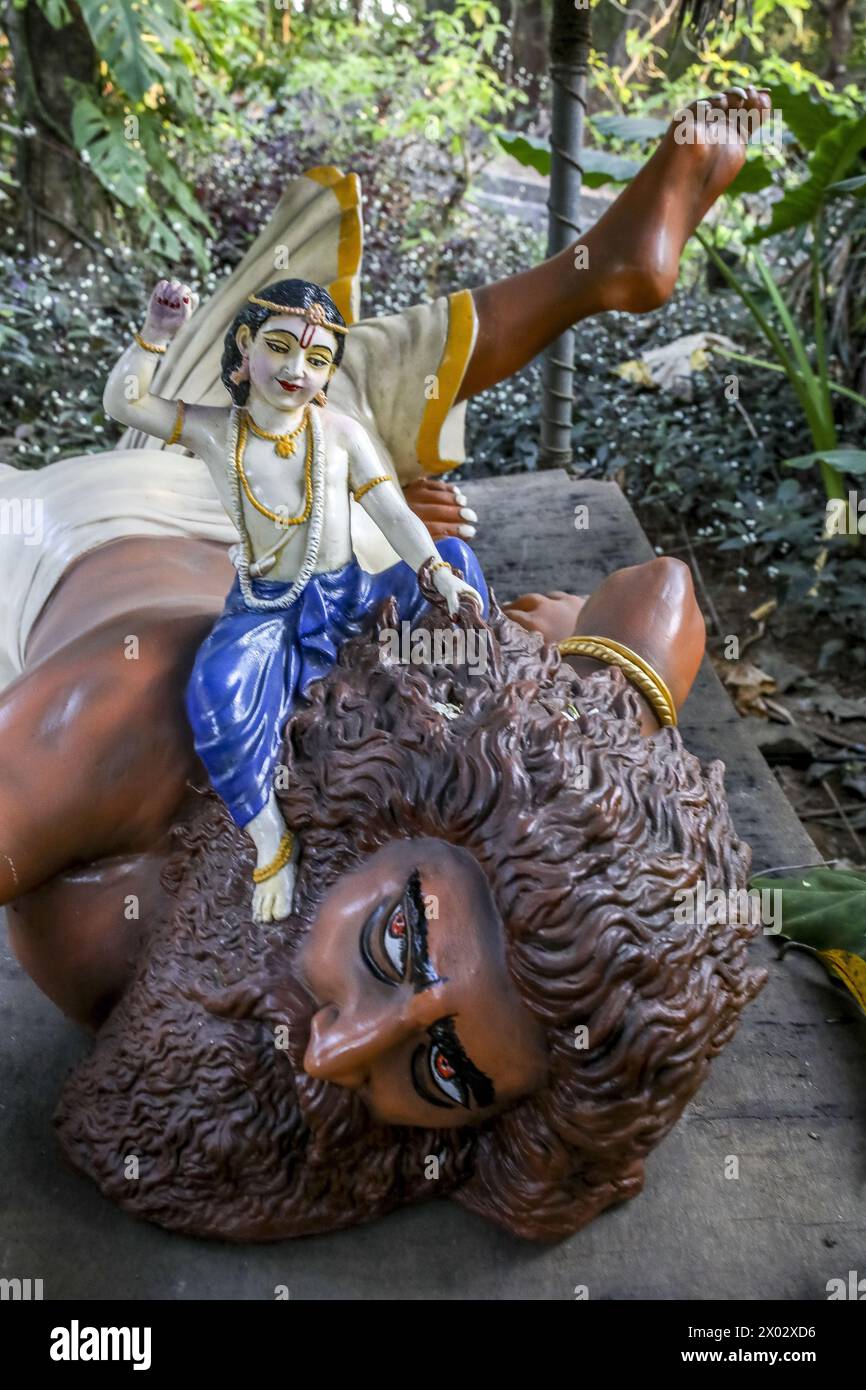 Befreiung von Pralambasur, Krishna tötet den Dämon Pralambasura, Murthis (Statuen) in Govardhan Ecovillage, Maharashtra, Indien, Asien Stockfoto