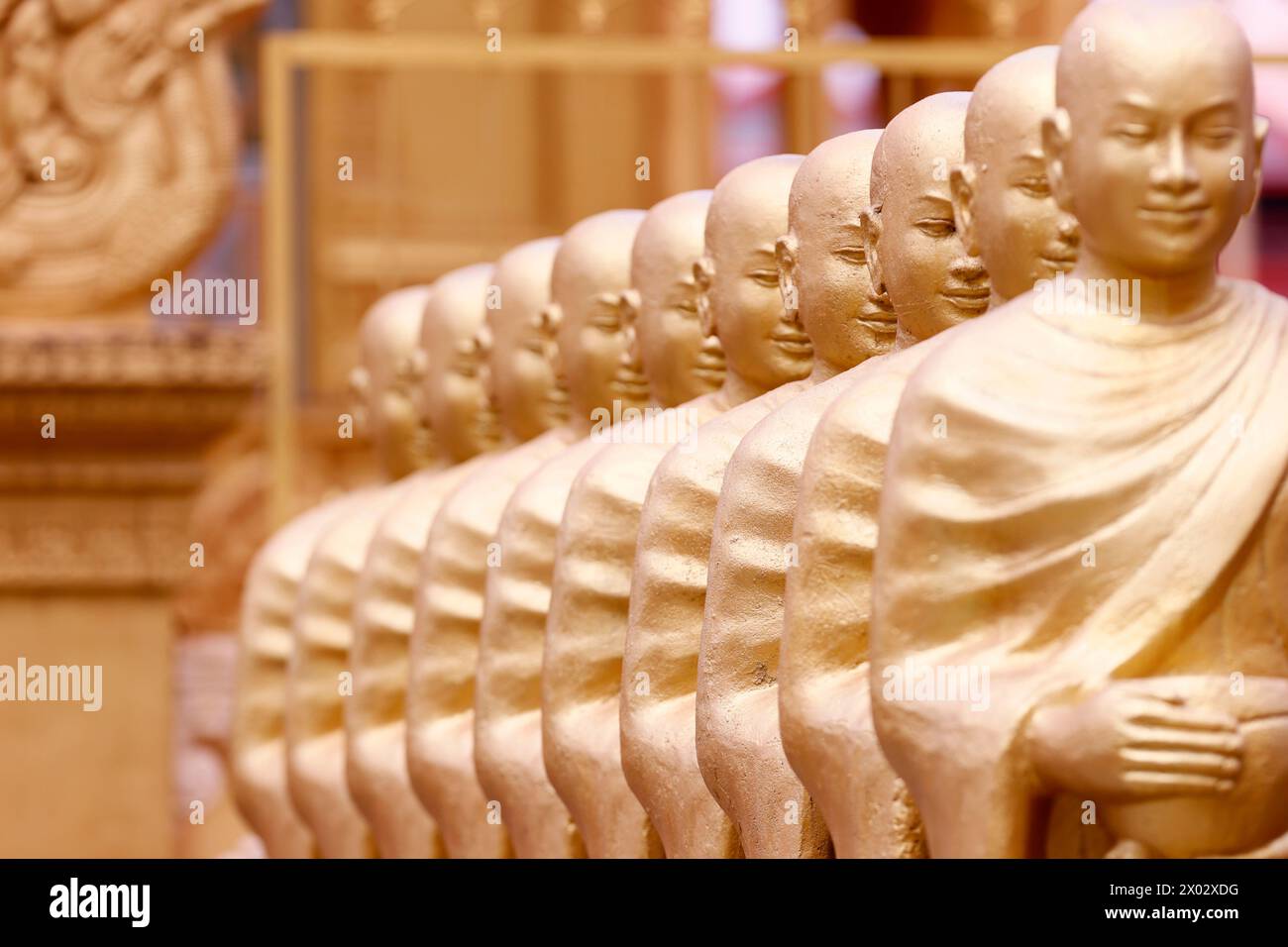 Statuen von Sangha mit Opferschalen (Almen für Buddhisten Mönche), Mongkol Serei Kien Khleang Pagode, Phnom Penh, Kambodscha, Indochina Stockfoto