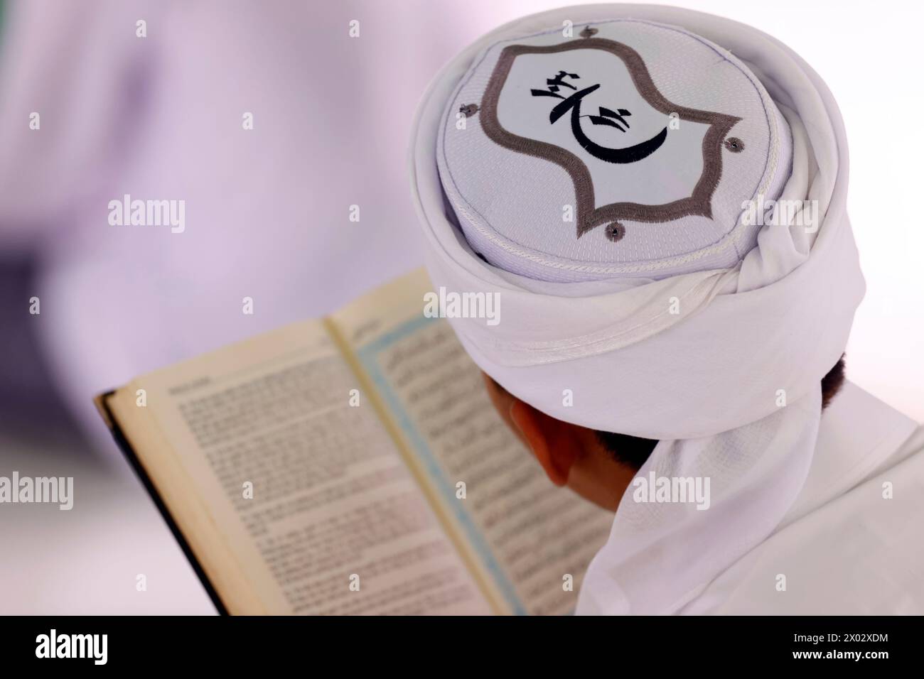 Muslimischer Mann, der einen arabischen Heiligen Koran liest, Jamiul Azhar Moschee, Vietnam, Indochina, Südostasien, Asien Stockfoto