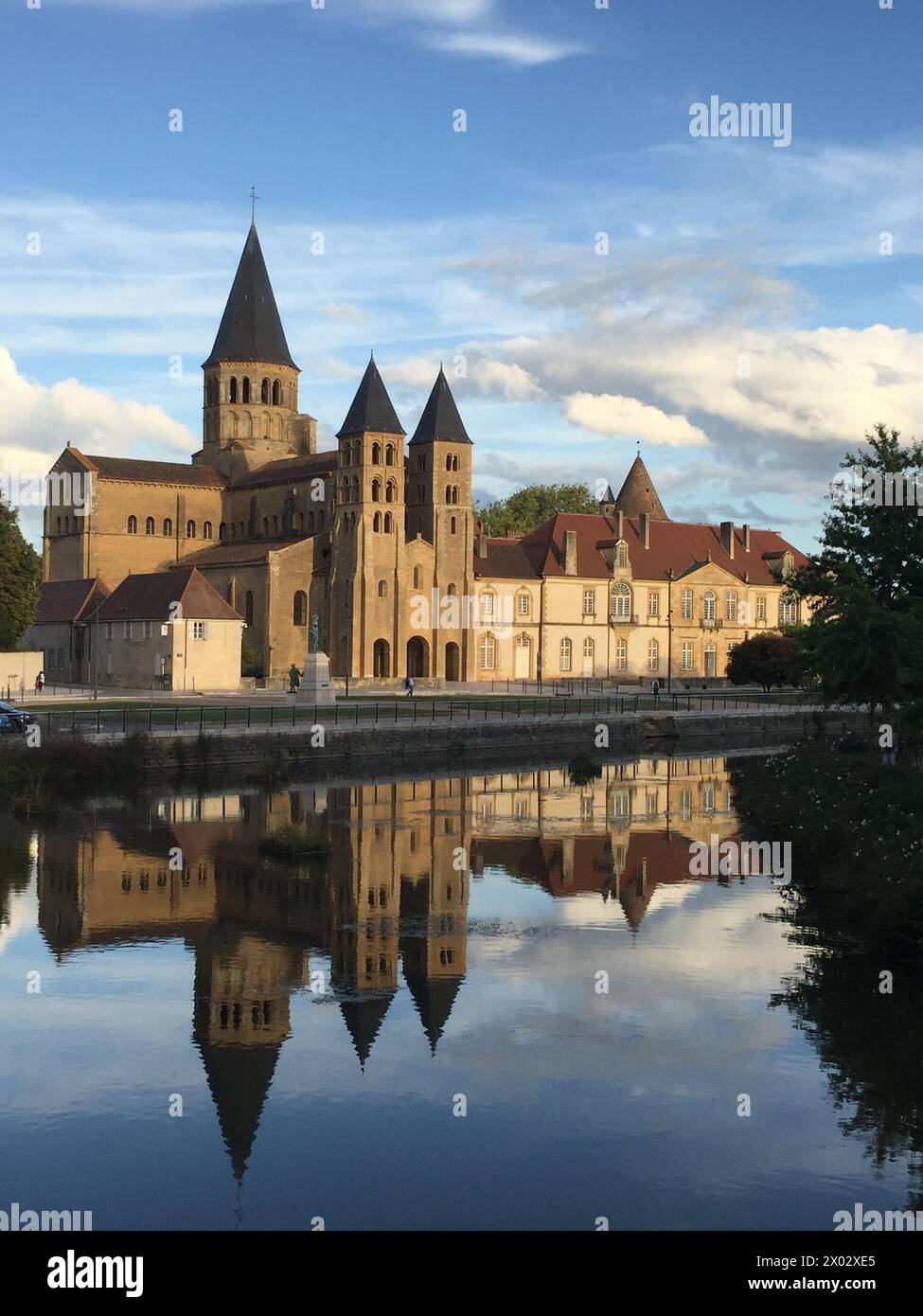 Basilika des Heiligen Herzens, spiegelt sich im Fluss Bourbince, Paray-le-Monial, Saone-et-Loire, Bourgogne-Franche-Comte, Frankreich, Europa Stockfoto