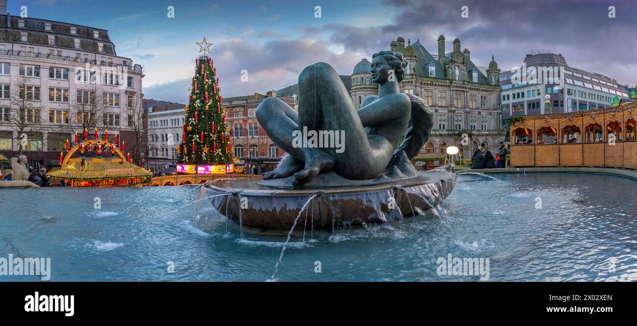 Blick auf den Weihnachtsmarkt und den Springbrunnen am Fluss (das Flutlicht im Whirlpool), Victoria Square, Birmingham, West Midlands, England Stockfoto