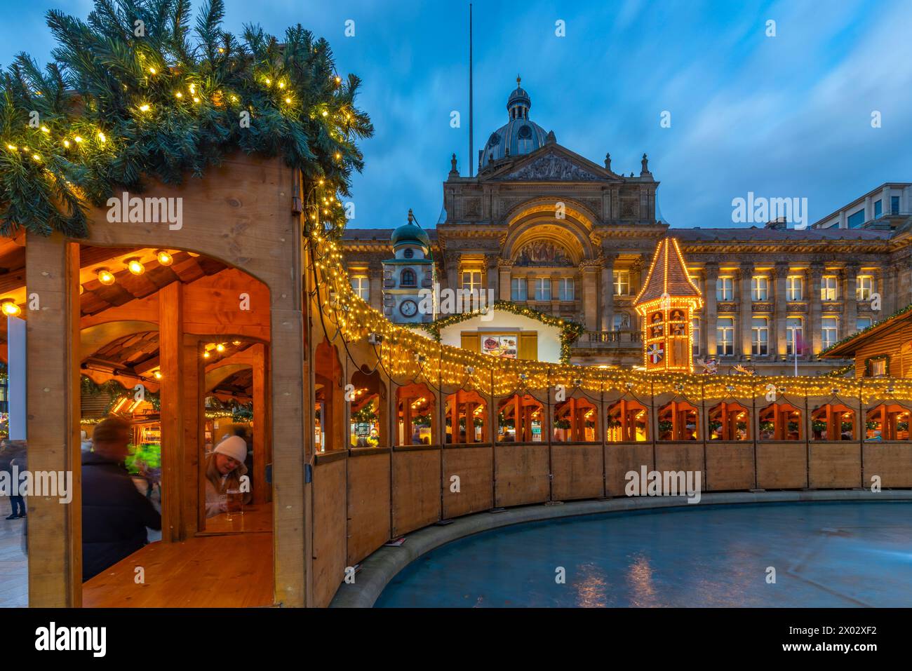 Blick auf die Verkaufsstände des Weihnachtsmarktes in Victoria Square, Birmingham, West Midlands, England, Großbritannien, Europa Stockfoto