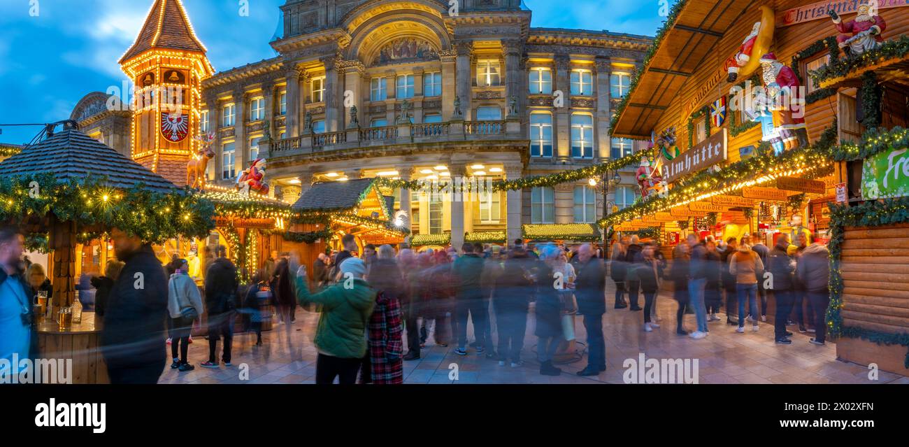 Blick auf die Verkaufsstände des Weihnachtsmarktes in Victoria Square, Birmingham, West Midlands, England, Großbritannien, Europa Stockfoto