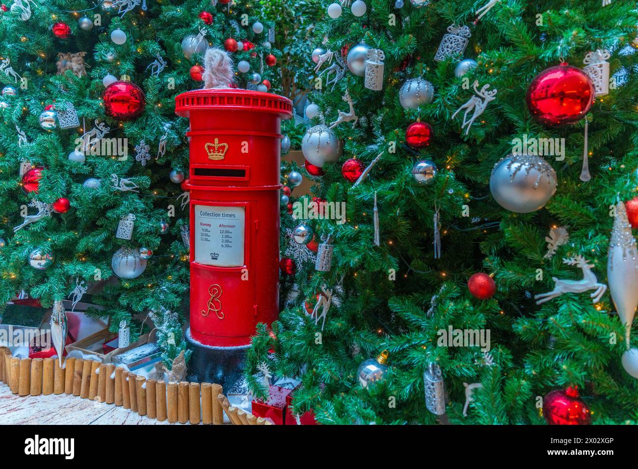 Blick auf den roten Briefkasten und die Weihnachtsdekoration in der Hotellobby, London, England, Großbritannien, Europa Stockfoto