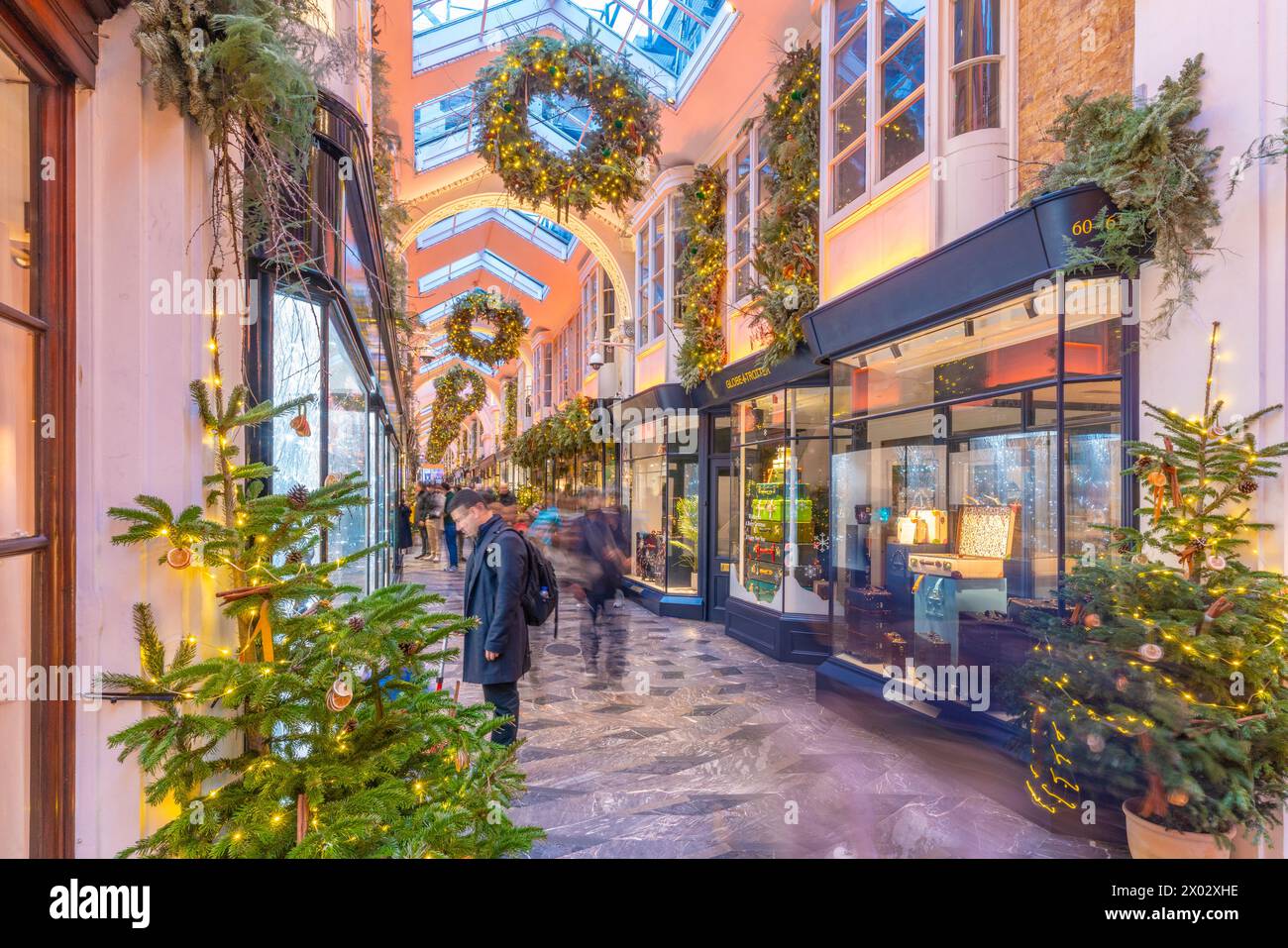 Blick auf die Burlington Arcade zu Weihnachten in Piccadilly, Westminster, London, England, Großbritannien, Europa Stockfoto