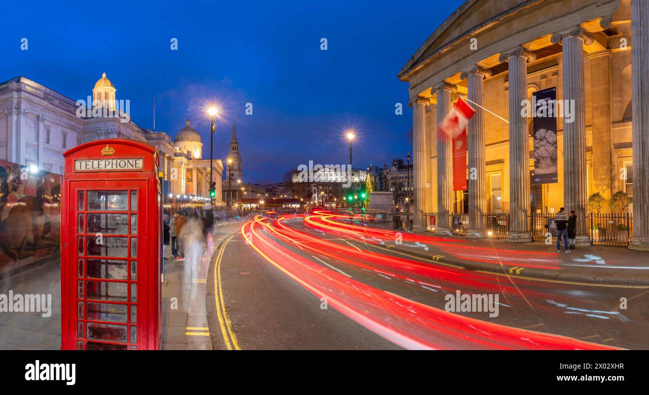 Blick auf die rote Telefonzelle und den Trafalgar Square in der Abenddämmerung, Westminster, London, England, Vereinigtes Königreich, Europa Stockfoto