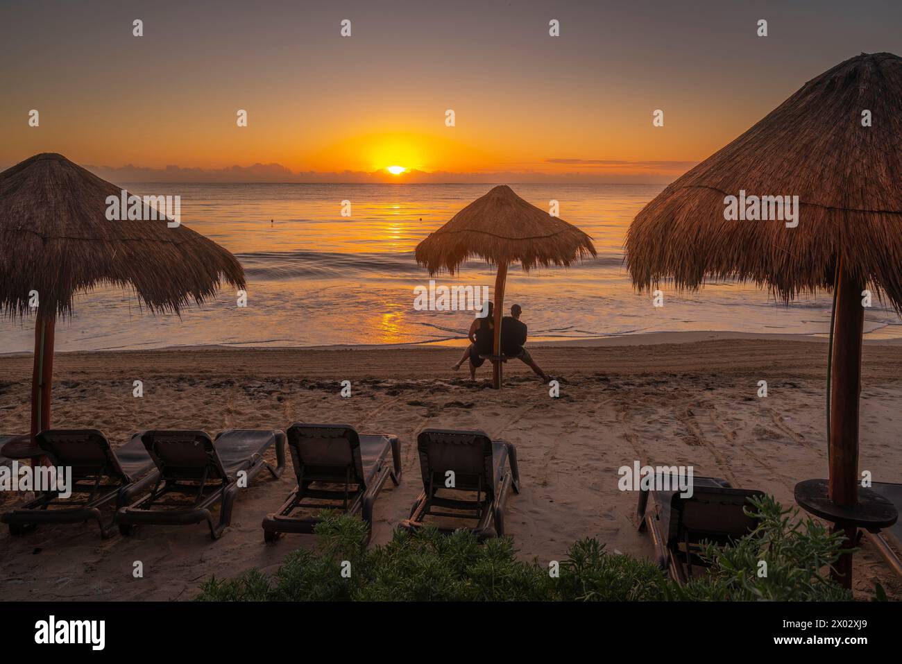 Blick auf Paare bei Sonnenaufgang und Strand in der Nähe von Puerto Morelos, Karibikküste, Yucatan Halbinsel, Mexiko, Nordamerika Stockfoto