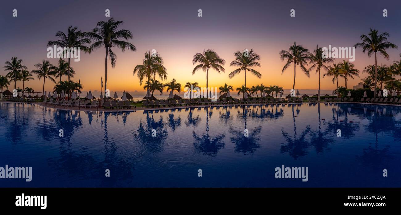 Blick auf Sonnenaufgang und Hotelpool in der Nähe von Puerto Morelos, Karibikküste, Yucatan Halbinsel, Mexiko, Nordamerika Stockfoto