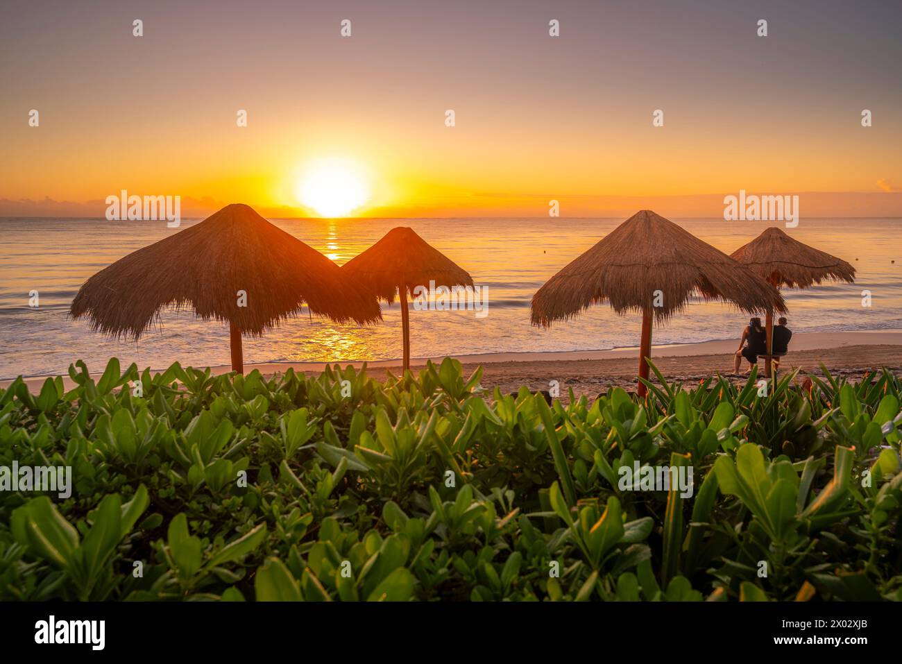 Blick auf Paare bei Sonnenaufgang und Strand in der Nähe von Puerto Morelos, Karibikküste, Yucatan Halbinsel, Mexiko, Nordamerika Stockfoto