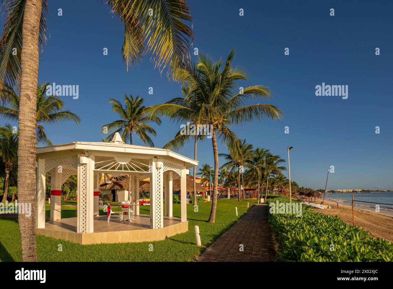Blick auf die Hochzeitsbühne und den Strand in der Nähe von Puerto Morelos, Karibikküste, Yucatan Halbinsel, Mexiko, Nordamerika Stockfoto