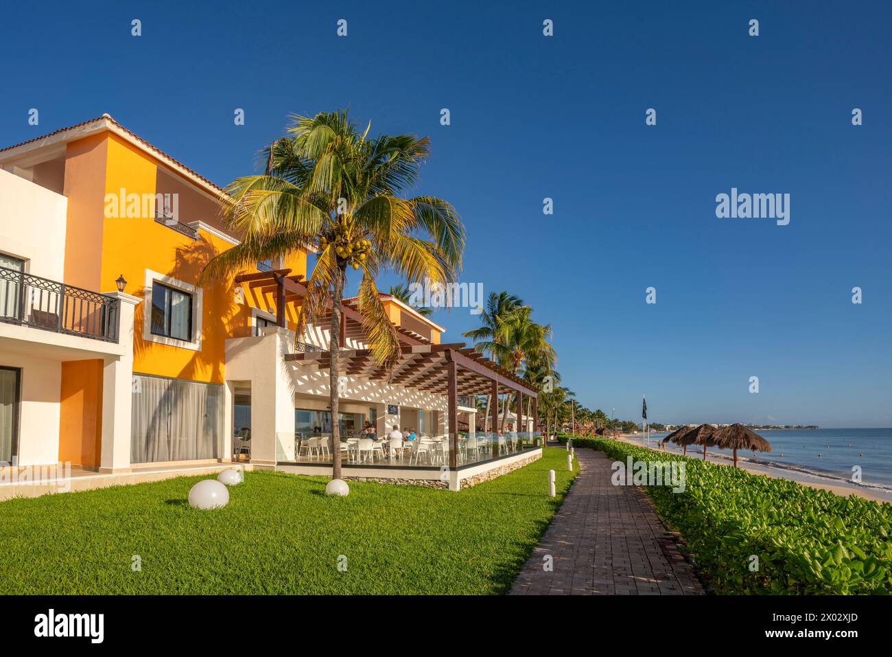 Blick auf Hotel und Strand in der Nähe von Puerto Morelos, Karibikküste, Yucatan Halbinsel, Mexiko, Nordamerika Stockfoto