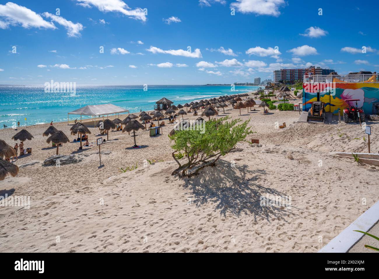 Blick auf den langen weißen Sandstrand von Playa Delfines, Hotelzone, Cancun, Karibikküste, Yucatan Halbinsel, Mexiko, Nordamerika Stockfoto