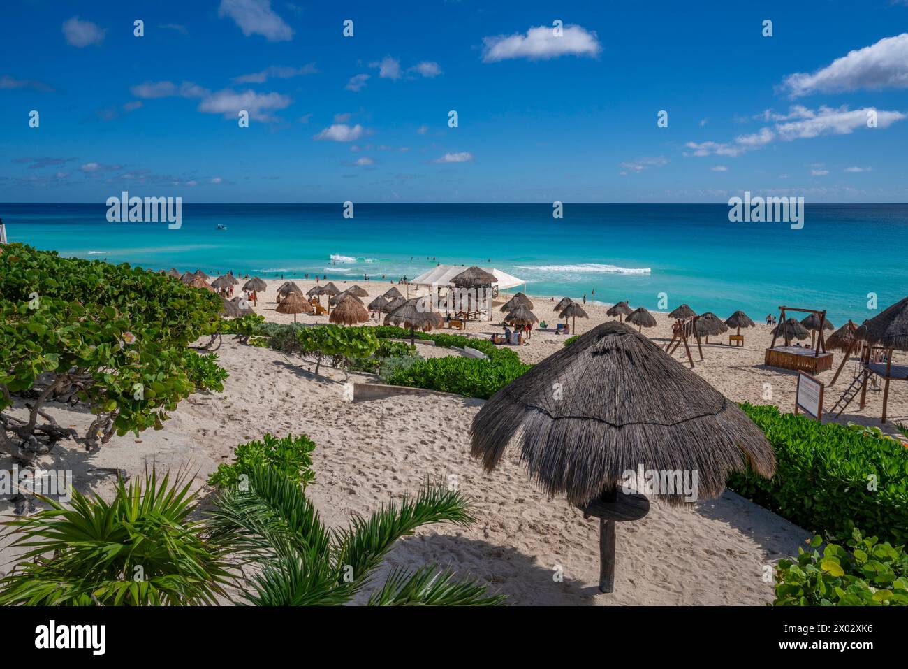 Blick auf den langen weißen Sandstrand von Playa Delfines, Hotelzone, Cancun, Karibikküste, Yucatan Halbinsel, Mexiko, Nordamerika Stockfoto