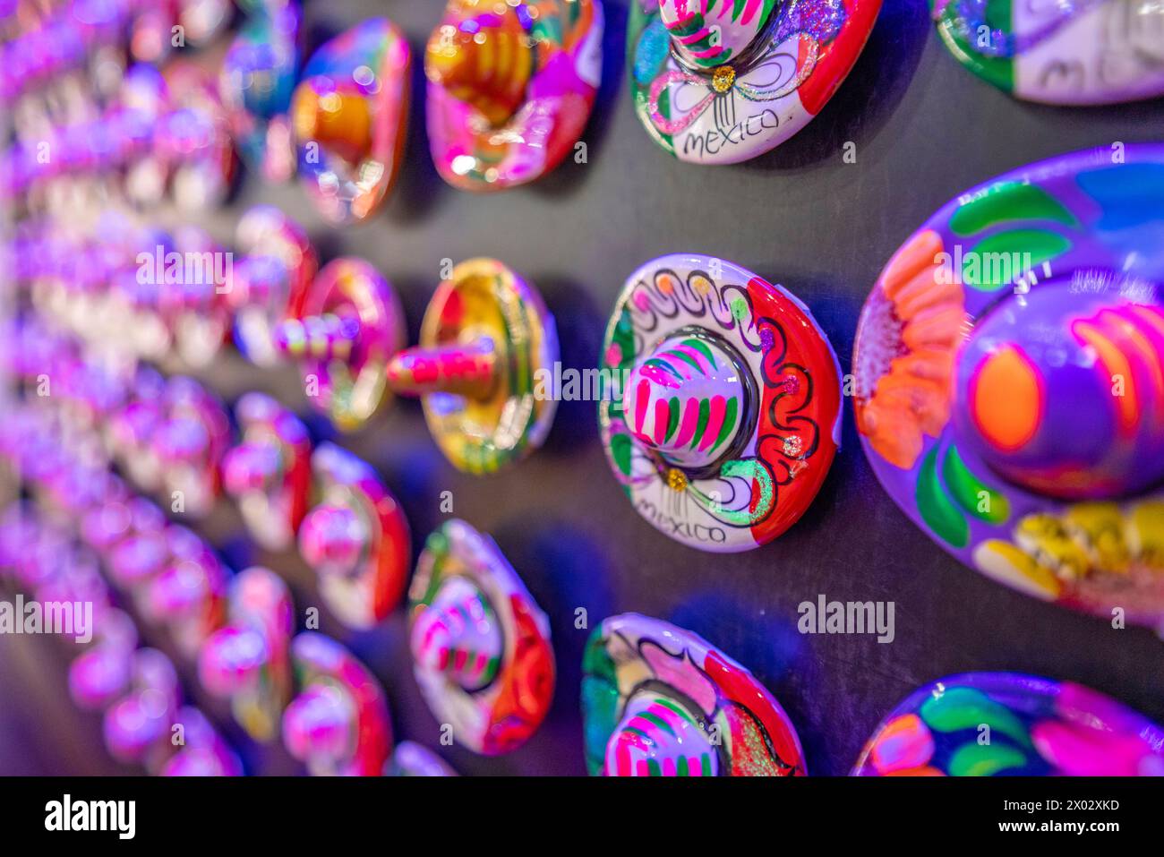 Blick auf farbenfrohe mexikanische Sombrero-Souvenirs, Hotelzone, Cancun, Karibikküste, Yucatan-Halbinsel, Mexiko, Nordamerika Stockfoto