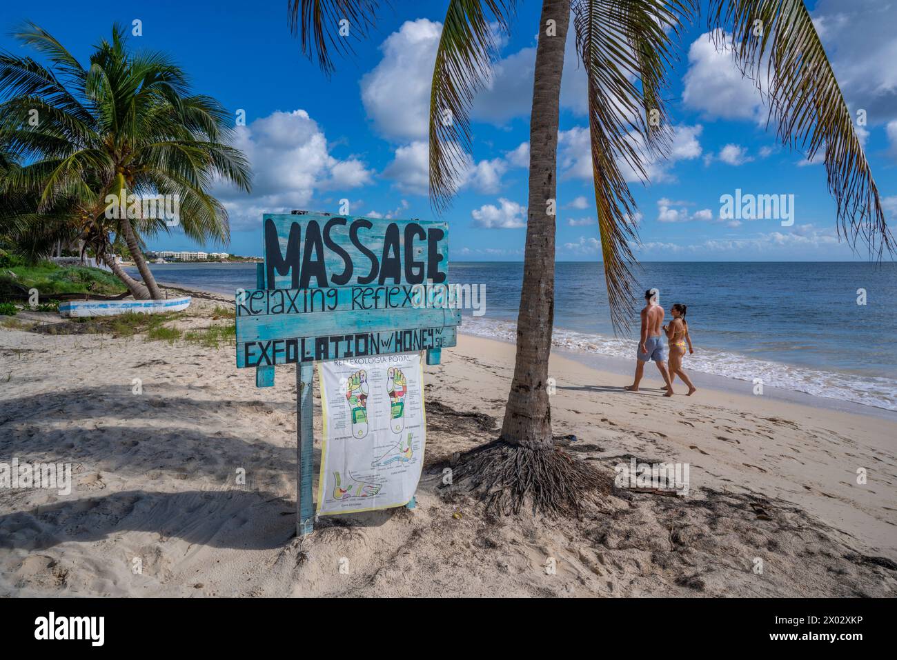 Blick auf das rustikale Massageschild am Strand in der Nähe von Puerto Morelos, Karibikküste, Yucatan Halbinsel, Mexiko, Nordamerika Stockfoto