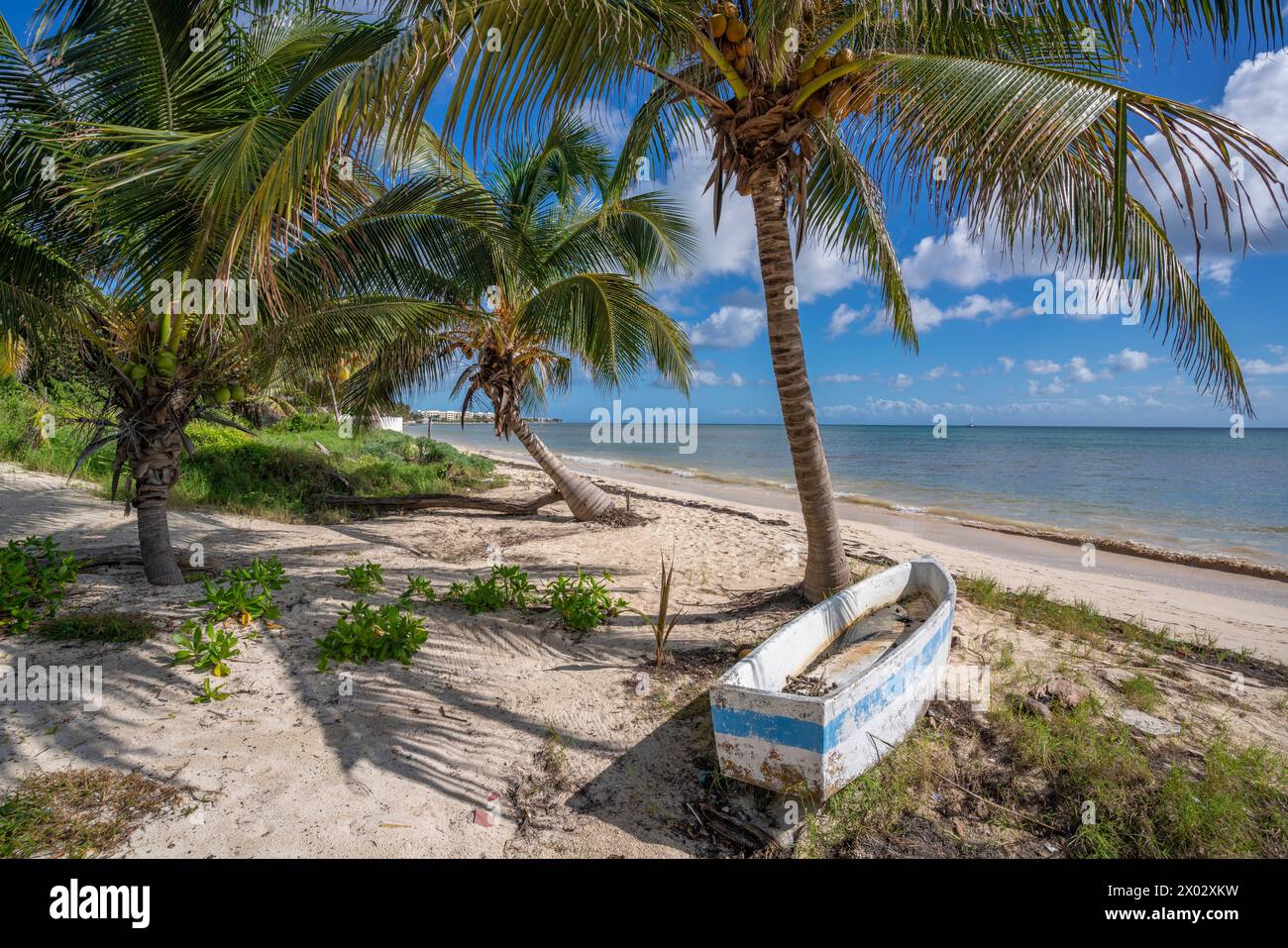 Blick auf das rustikale Kanu Boot am Strand in der Nähe von Puerto Morelos, Karibikküste, Yucatan Halbinsel, Mexiko, Nordamerika Stockfoto