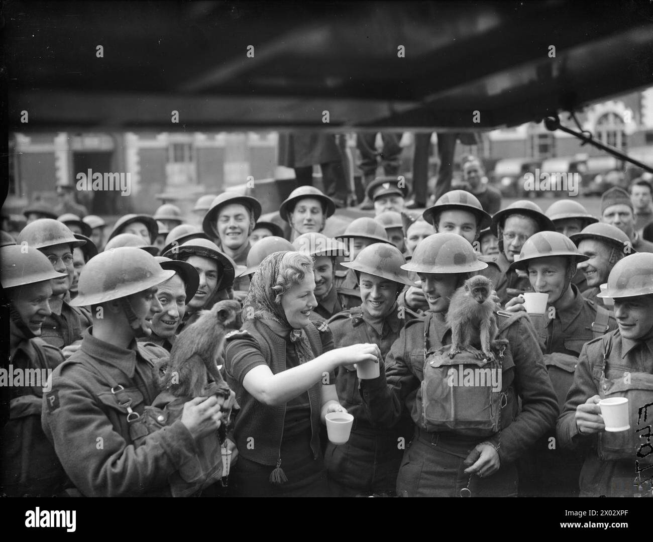 Am 26. April 1940 verteilten Gracie Fields Tee an die Truppen der britischen Armee in einem Dorf in der Nähe von Valenciennes, um die Moral bei Operationen in Frankreich zu unterstützen. Stockfoto Am 26. April 1940 verteilten Gracie Fields Tee an die Truppen der britischen Armee in einem Dorf in der Nähe von Valenciennes, um die Moral bei Operationen in Frankreich zu unterstützen. Stockfoto