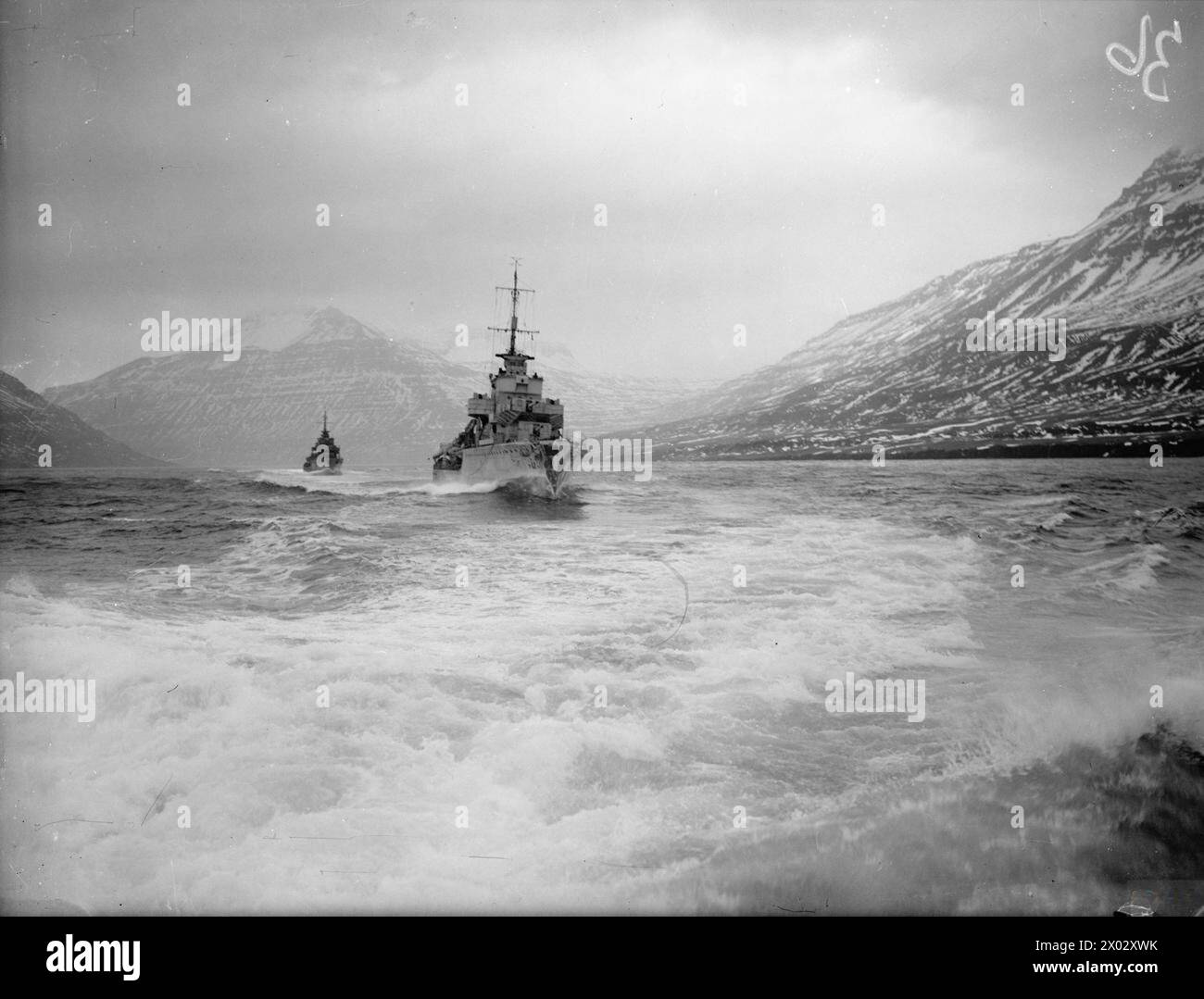 AN BORD DES ZERSTÖRERS HMS FURY VOR ISLAND. 3. BIS 9. MÄRZ 1942. - HMS ECHO führt HMS ECLIPSE aus dem Hafen Stockfoto