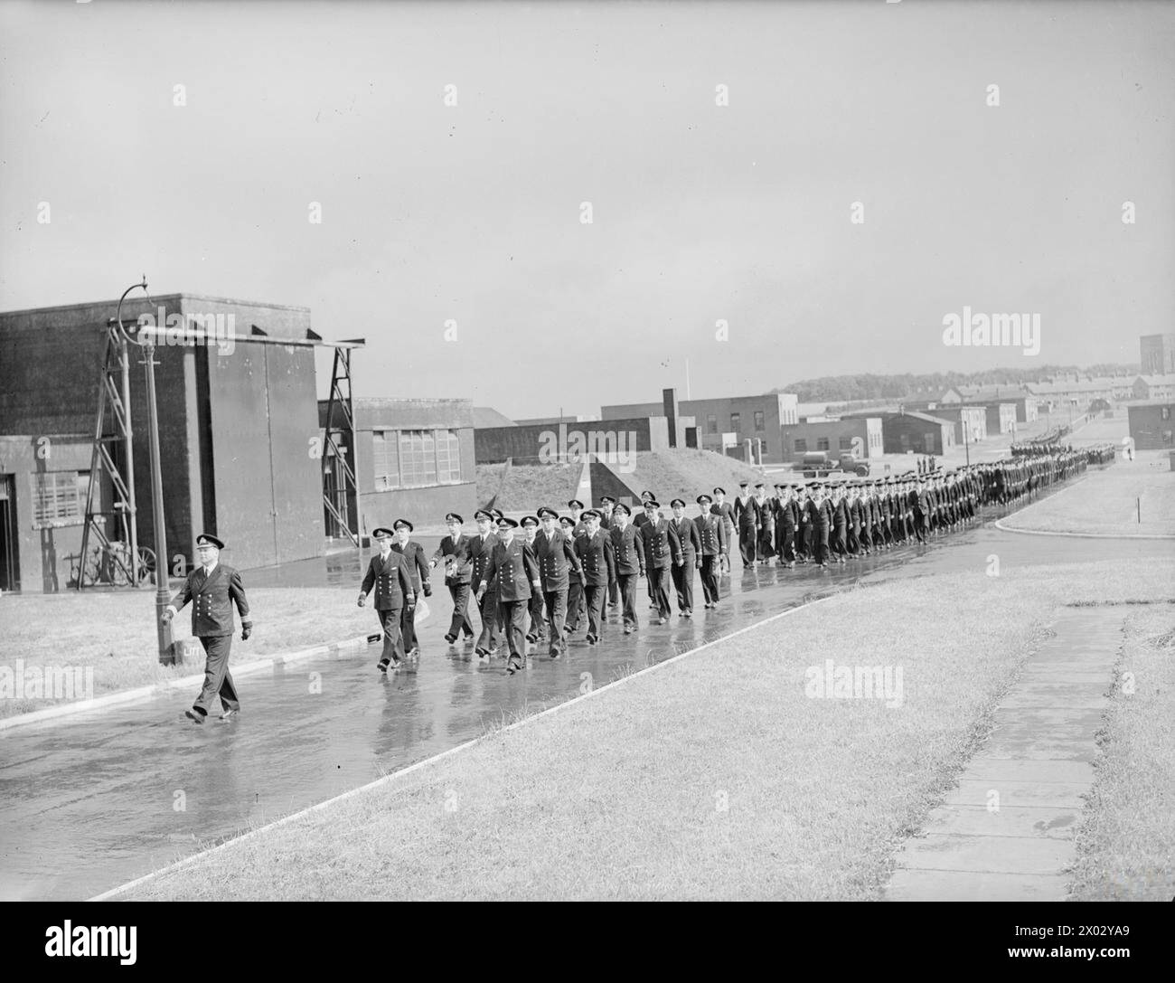 Die HMS Nabreekie, eine mobile Marineflugstation, die am 1. Juni 1945 in Middle Wallop in Hampshire in Betrieb genommen wurde, führt eine Zeremonie und einen Sporttag durch, die von der Royal Marine Band geleitet wird, um den Einsatz im Pazifik vorzubereiten. Stockfoto