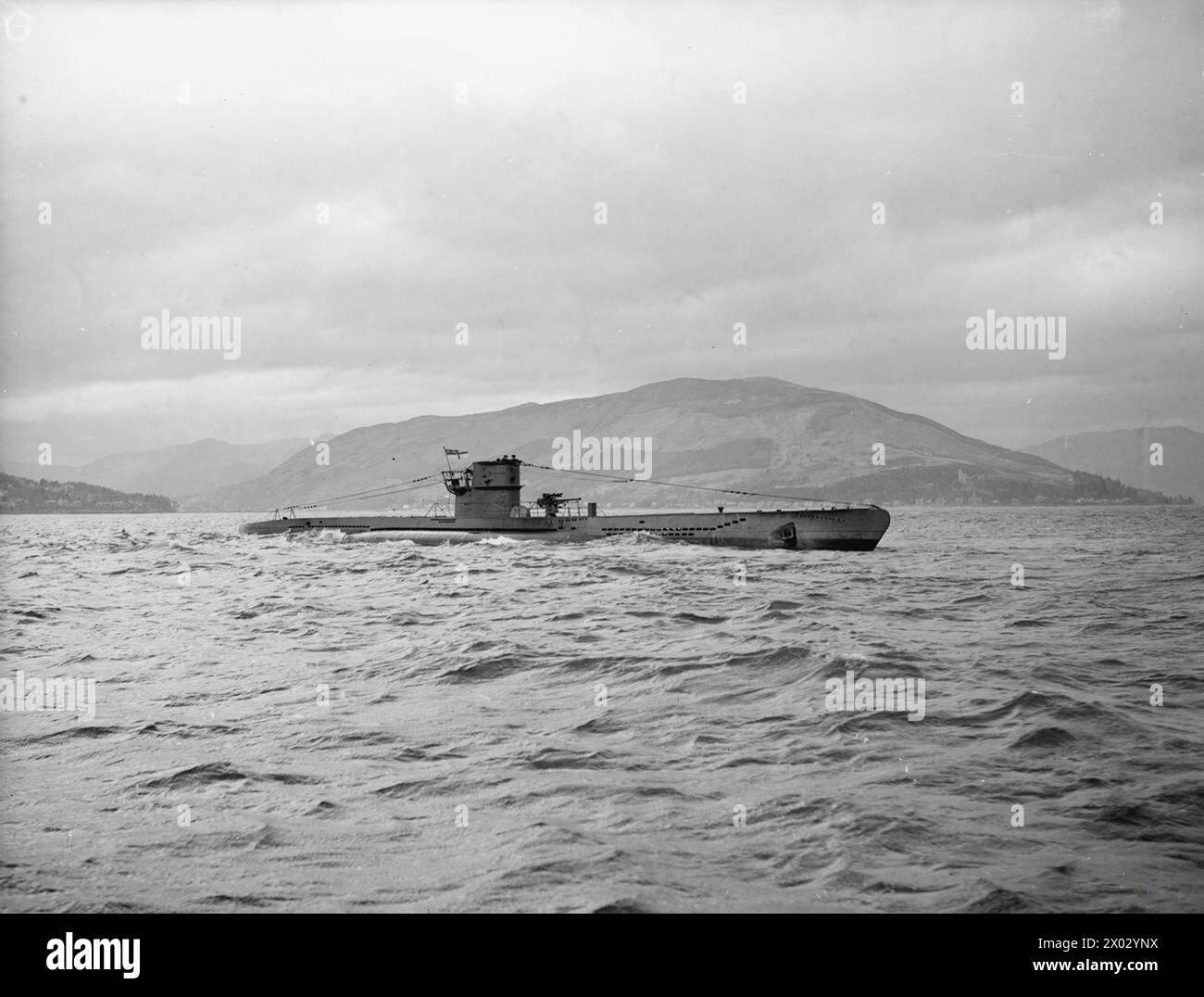 DIE U-BOOT-HM-GRAFIK - EX-U-BOOT 570. 20. APRIL 1943, HOLY LOCH, DAS DEUTSCHE U-BOOT U 570, DAS IN HMS GRAPH UMBENANNT WURDE. 1941 ZWANG EIN HUDSON-FLUGZEUG DAS U-BOOT, SICH AN DER OBERFLÄCHE ZU ERGEBEN, EINHEITEN DER ROYAL NAVY KAMEN AN DEN ORT UND ÜBERNAHMEN DIE KONTROLLE ÜBER DAS ÜBERGEBENE U-BOOT UND NAHMEN DIE BESATZUNG GEFANGEN. BEI DER ANKUNFT IN EINEM BRITISCHEN HAFEN WURDE DAS U-BOOT GENAU UNTERSUCHT UND FOTOS VON SEINEM INNEREN GEMACHT. - Die GRAFIK vom Bug Stockfoto