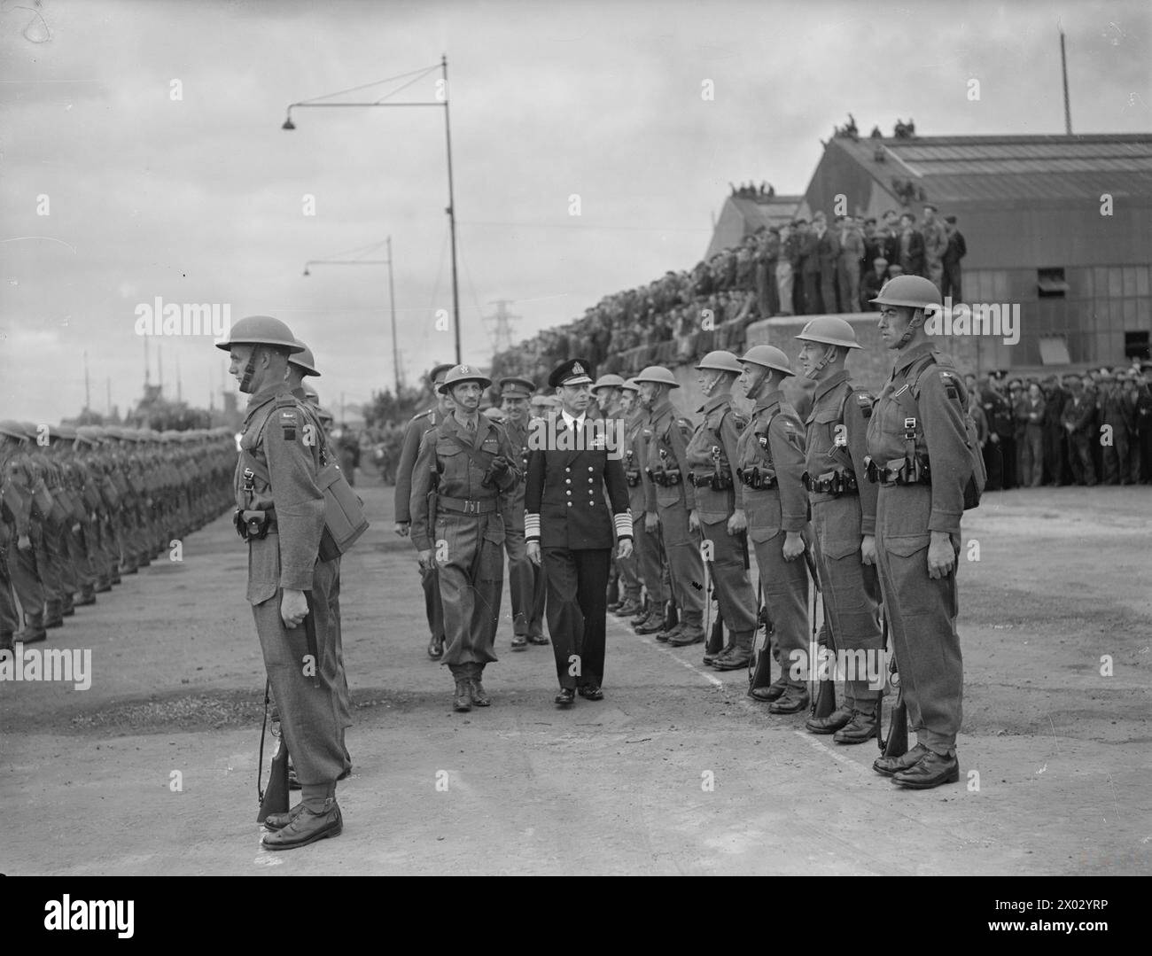 KING UND QUEEN BESUCHEN BELFAST AUF DER HMS PHOEBE. 1942. - Majestät der König inspiziert die Ehrengarde bei Ankunft am Kai Stockfoto