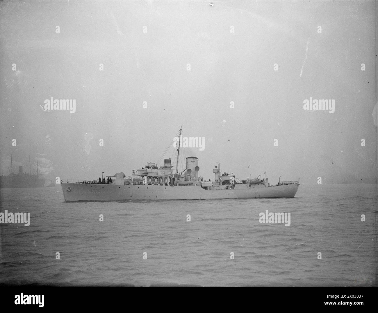 Am 21. Januar 1943 wurde in Liverpool die britische Korvette HMS Anchusa vom Hafenbalken aus abgebildet, die das Schiff am Dock zeigte. Stockfoto