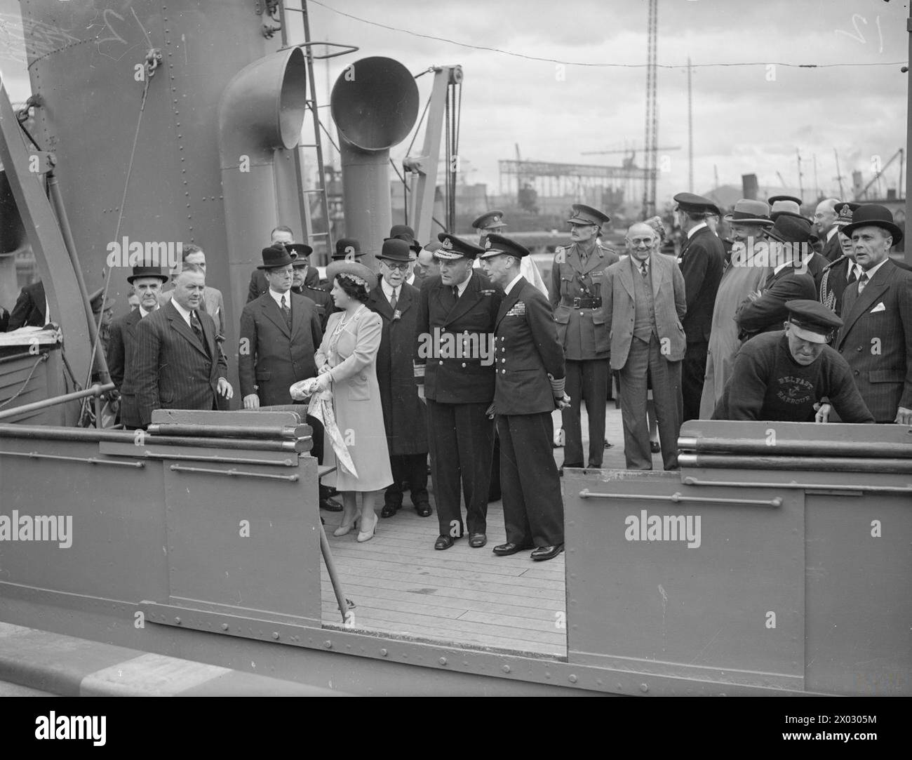 BESUCH DES KÖNIGS UND DER KÖNIGIN IN BELFAST AUF DER HMS PHOEBE. 1942. Der König und die Königin an Bord der HERZOGIN VON ABERCORN Stockfoto