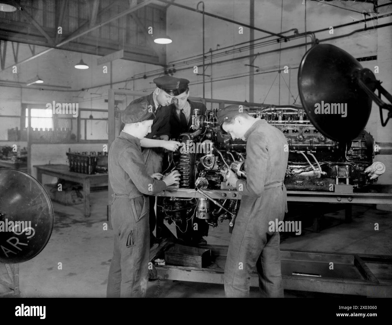 MÄNNER FÜR DIE FLOTTENLUFTWAFFE FÜR DIE ZUKUNFT. 15. UND 16. DEZEMBER 1943, ROYAL AIR TRAINING ESTABLISHMENT, NEWCASTLE-UNDER-LYME. JUNGE BRITEN, DIE SICH AUF EINEN WICHTIGEN JOB VORBEREITEN, JUNGEN AB 15 JAHREN, DIE FÜR DIE FLOTTENFLUGWAFFE TRAINIEREN. - Magneto Timing, eine Aufgabe, die viel Können und Training erfordert. Oben: J S Abbott, aus Plymouth, J B Hale, aus Sherness, Kent. Unten: W A J Birch, aus Winchester, Hants, D H Andrews, aus Rochester, Kent Stockfoto