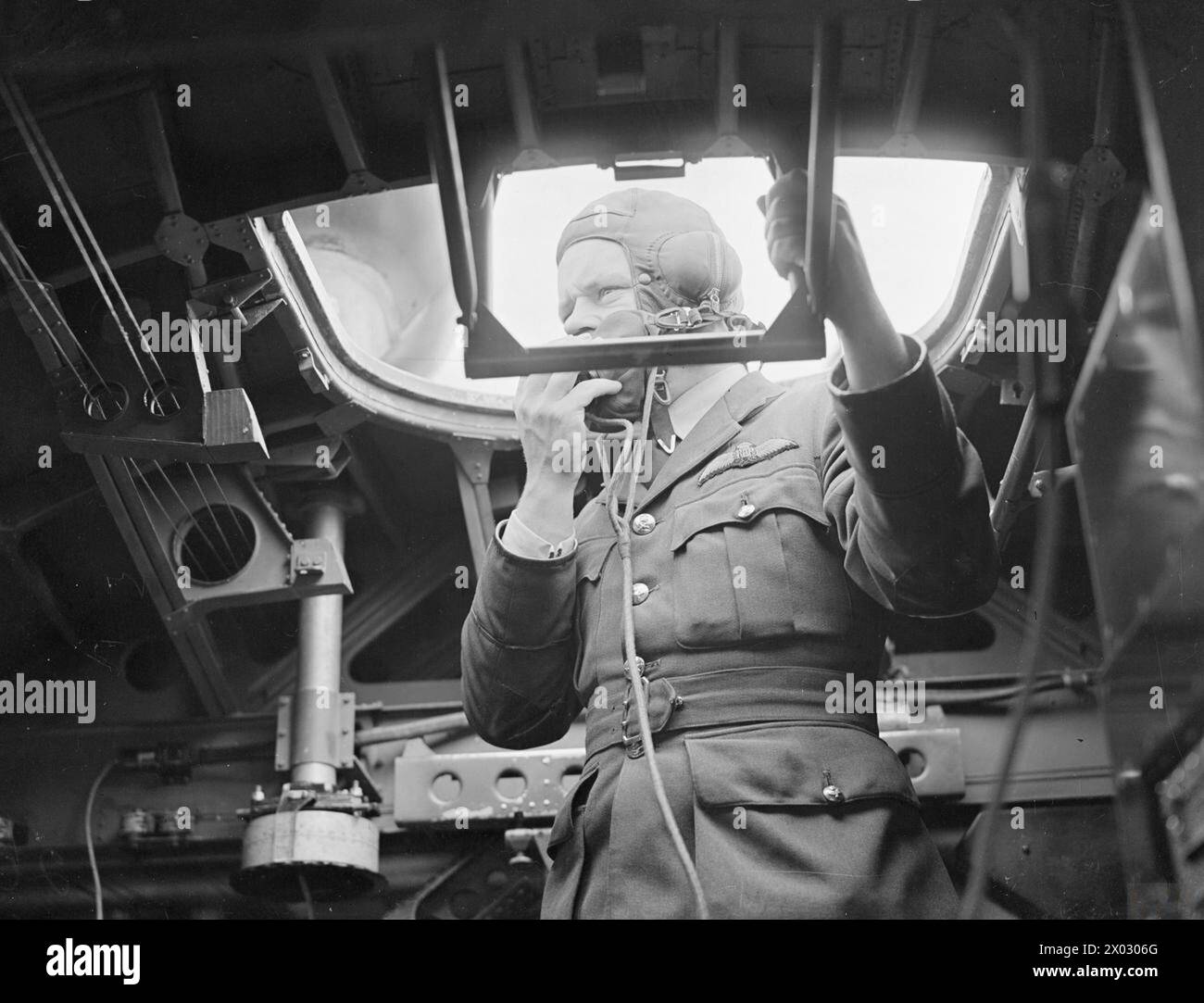 Der Kapitän eines kurzen Sunderland-Flugzeugs gibt den Luftwaffenschützen von der Brücke aus die Richtung und dient während des Betriebs als Feuerkontrollstelle. Stockfoto