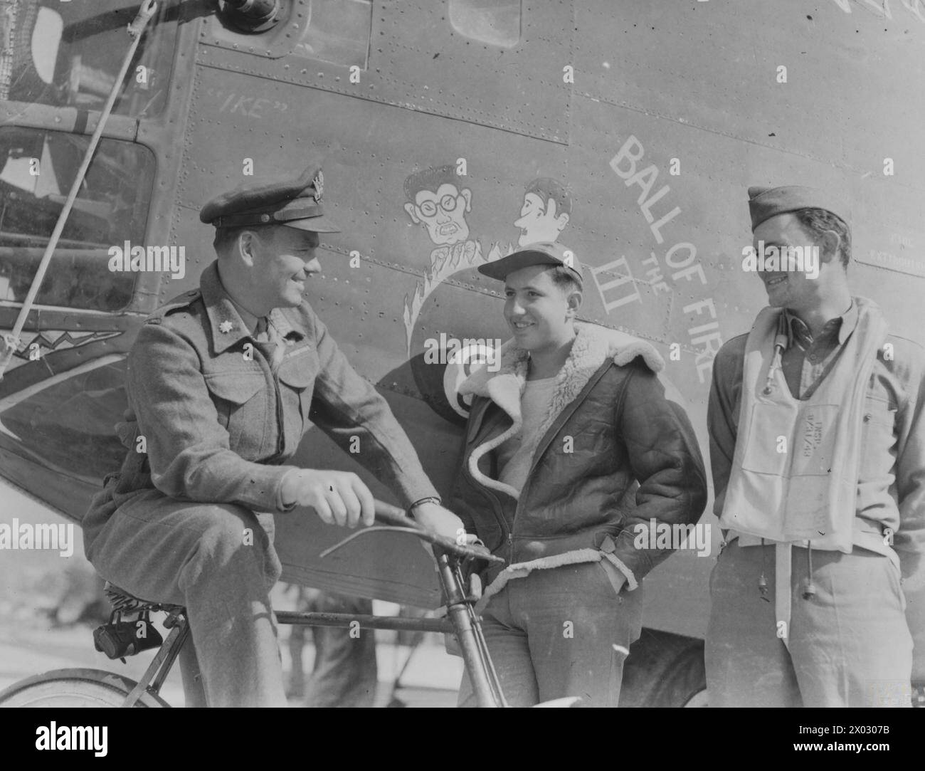 Mitglieder der US Eighth Air Force, 93rd Bomb Group, werden von 1942 bis 1945 mit ihrem B-24 Liberator Ball of Fire the III in Großbritannien gezeigt, darunter Oberstleutnant Joseph S. Tate Jr, Sgt. Edward J. Rubin und T/Sgt. Gottrell H. Wright, alle erfahren in mehreren Kampfeinsätzen. Stockfoto Mitglieder der US Eighth Air Force, 93rd Bomb Group, werden von 1942 bis 1945 mit ihrem B-24 Liberator Ball of Fire the III in Großbritannien gezeigt, darunter Oberstleutnant Joseph S. Tate Jr, Sgt. Edward J. Rubin und T/Sgt. Gottrell H. Wright, alle erfahren in mehreren Kampfeinsätzen. Stockfoto