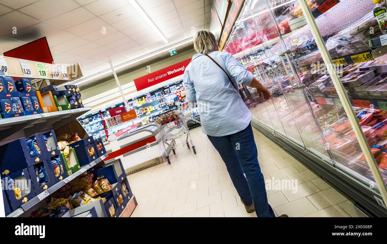Hamburg, Deutschland. April 2024. Ein Kunde kauft in einem LIDL-Supermarkt ein. Quelle: Markus Scholz/dpa/Alamy Live News Stockfoto