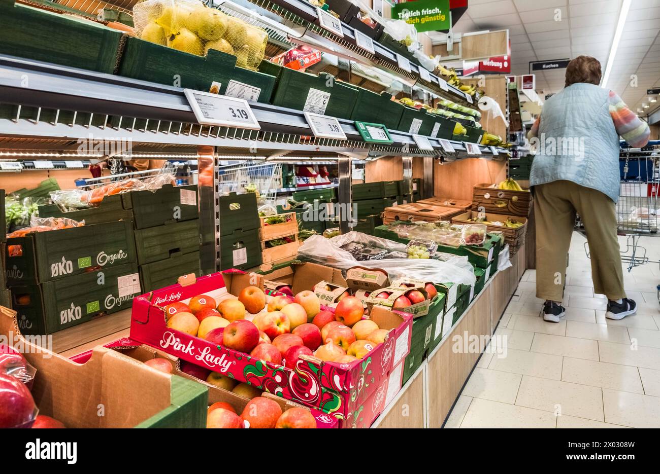 Hamburg, Deutschland. April 2024. Ein Kunde kauft in einem LIDL-Supermarkt ein. Quelle: Markus Scholz/dpa/Alamy Live News Stockfoto