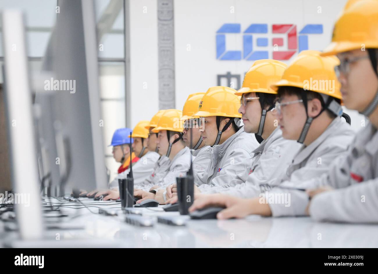 (240409) – WUHAN, 9. April 2024 (Xinhua) – Mitarbeiter arbeiten am 300 MW-Druckluftspeicher in Yingcheng, Zentralchinas Provinz Hubei, 9. April 2024. Der 300 MW-Druckluftspeicher in Yingcheng nahm am Dienstag den Betrieb auf. Mit der Technologie, die als „Druckluftenergiespeicher“ bezeichnet wird, würde Luft in die unterirdische Höhle gepumpt, wenn der Strombedarf gering ist, während die Druckluft in Zeiten erhöhter Nachfrage zur Stromerzeugung freigesetzt würde. Die als „Super Power Bank“ bezeichnete Station soll jährlich 500 Millionen kWh Strom erzeugen Stockfoto