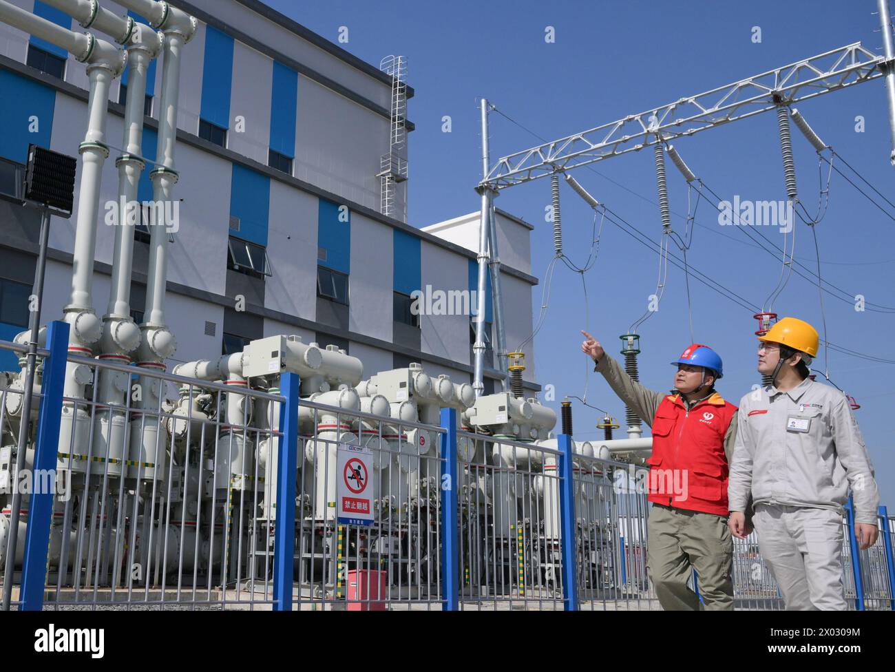 (240409) – WUHAN, 9. April 2024 (Xinhua) – Mitarbeiter inspizieren den 300 MW-Druckluftspeicher in Yingcheng, Zentralchinas Provinz Hubei, 9. April 2024. Der 300 MW-Druckluftspeicher in Yingcheng nahm am Dienstag den Betrieb auf. Mit der Technologie, die als „Druckluftenergiespeicher“ bezeichnet wird, würde Luft in die unterirdische Höhle gepumpt, wenn der Strombedarf gering ist, während die Druckluft in Zeiten erhöhter Nachfrage zur Stromerzeugung freigesetzt würde. Die als „Super Power Bank“ bezeichnete Station soll jährlich 500 Millionen kWh Strom erzeugen Stockfoto