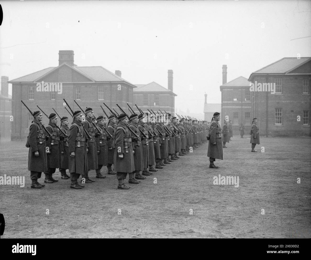 Mitglieder des Kanadischen 1. Bataillons, Toronto Scottish Regiment, ziehen im Dezember 1939 in Aldershot während des frühen Zweiten Weltkriegs in Großbritannien vor. Stockfoto