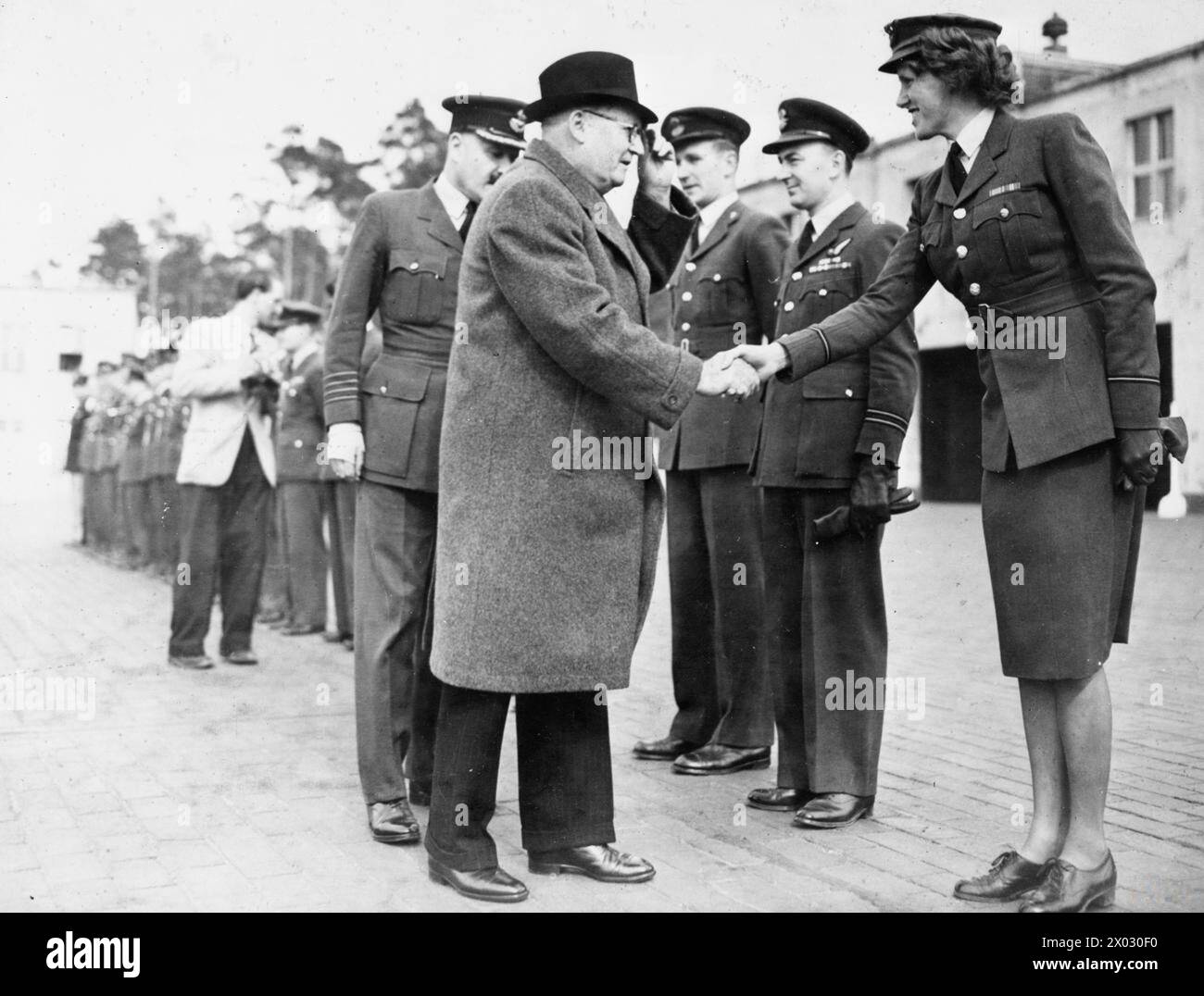 SZENEN IN DER RAF GATOW WÄHREND DER BERLINER LUFTBRÜCKE, 1948 - der Premierminister von Südafrika spricht mit dem Kommandanten, WRAF-Kontingent in Gatow, F/Lt P M Parsons, beobachtet vom Station Commander in Gatow, Group Captain Yarde Stockfoto