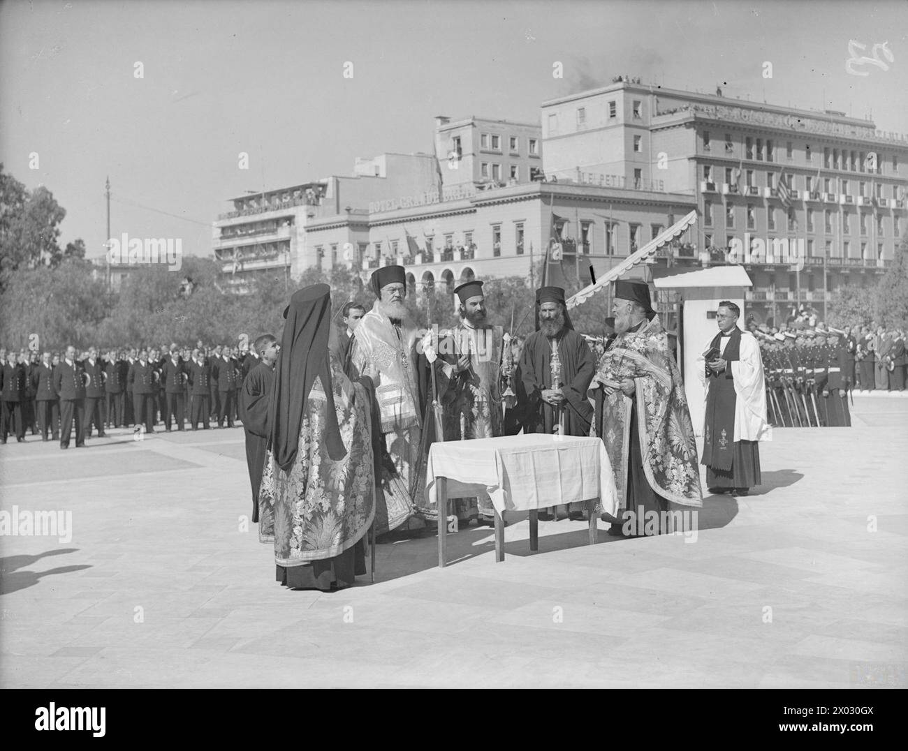 Am 22. Oktober 1944 besuchte Konteradmiral J. M. Mansfield in Athen eine anglo-hellenische Gedenkfeier am Grab des griechischen unbekannten Soldaten für griechische und britische Marinepersonal, die im Einsatz getötet wurden. Stockfoto Am 22. Oktober 1944 besuchte Konteradmiral J. M. Mansfield in Athen eine anglo-hellenische Gedenkfeier am Grab des griechischen unbekannten Soldaten für griechische und britische Marinepersonal, die im Einsatz getötet wurden. Stockfoto