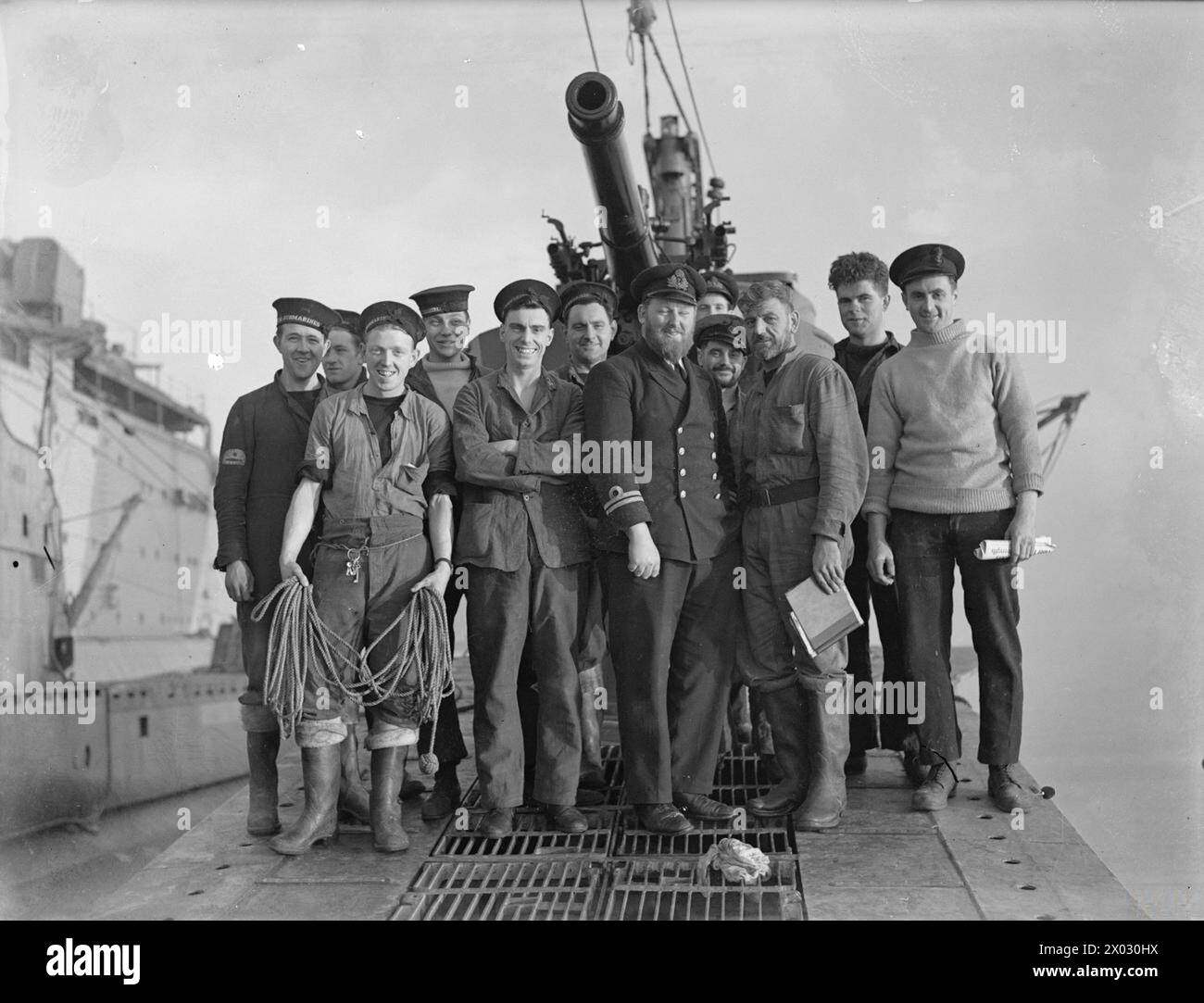 DAS U-BOOT THUNDERBOLT, EHEMALS HMS THETIS, KEHRTE NACH EINER PATROUILLE NACH HARBOUR ZURÜCK. 1940. - Ein Teil der Crew der THUNDERBOLT, Lieut J Stevens, der erste Lieutenant ist im Zentrum Stockfoto