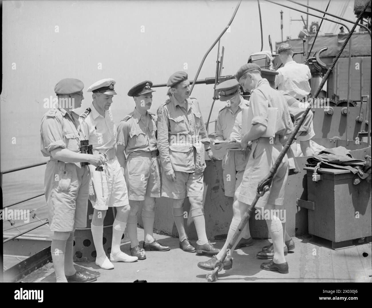 Während der Operation Husky am 9-10. Juli 1943 diskutierten Stabsoffiziere der Kombinierten Operationen an Bord der HMS Hilary informell auf See, bevor die sizilianische Landung bei Sonnenaufgang begann. Stockfoto