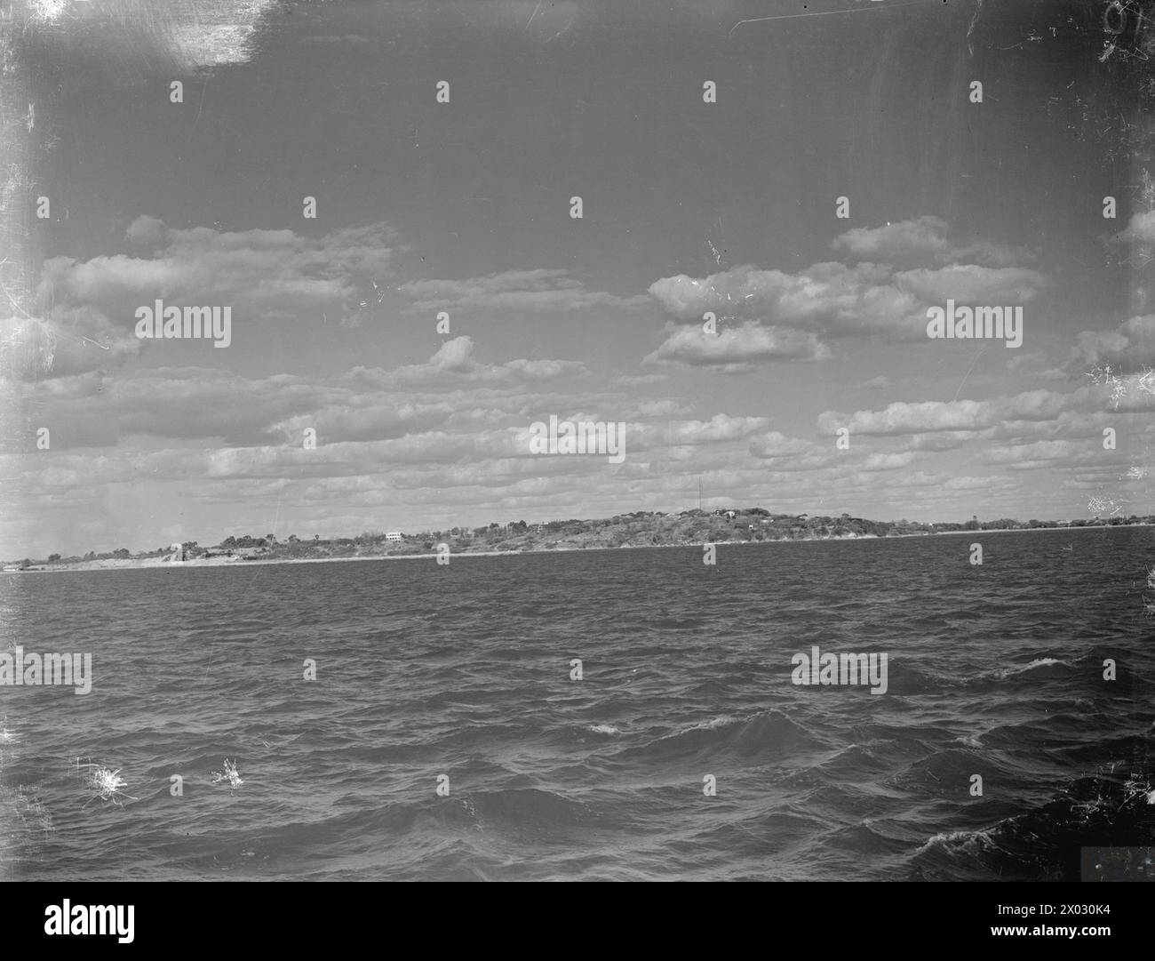 Die britischen Truppen landen am 10. September 1942 in Majunga, Madagaskar, wie sie von der HMS Active am Morgen der Eroberungsoperation aus gesehen wurden. Stockfoto