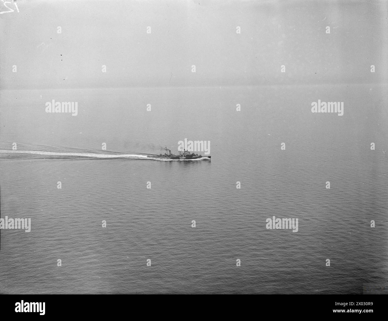 Die HMS Argonaut wird am 1. August 1942 mit hoher Geschwindigkeit aus der Luft aufgenommen. Stockfoto