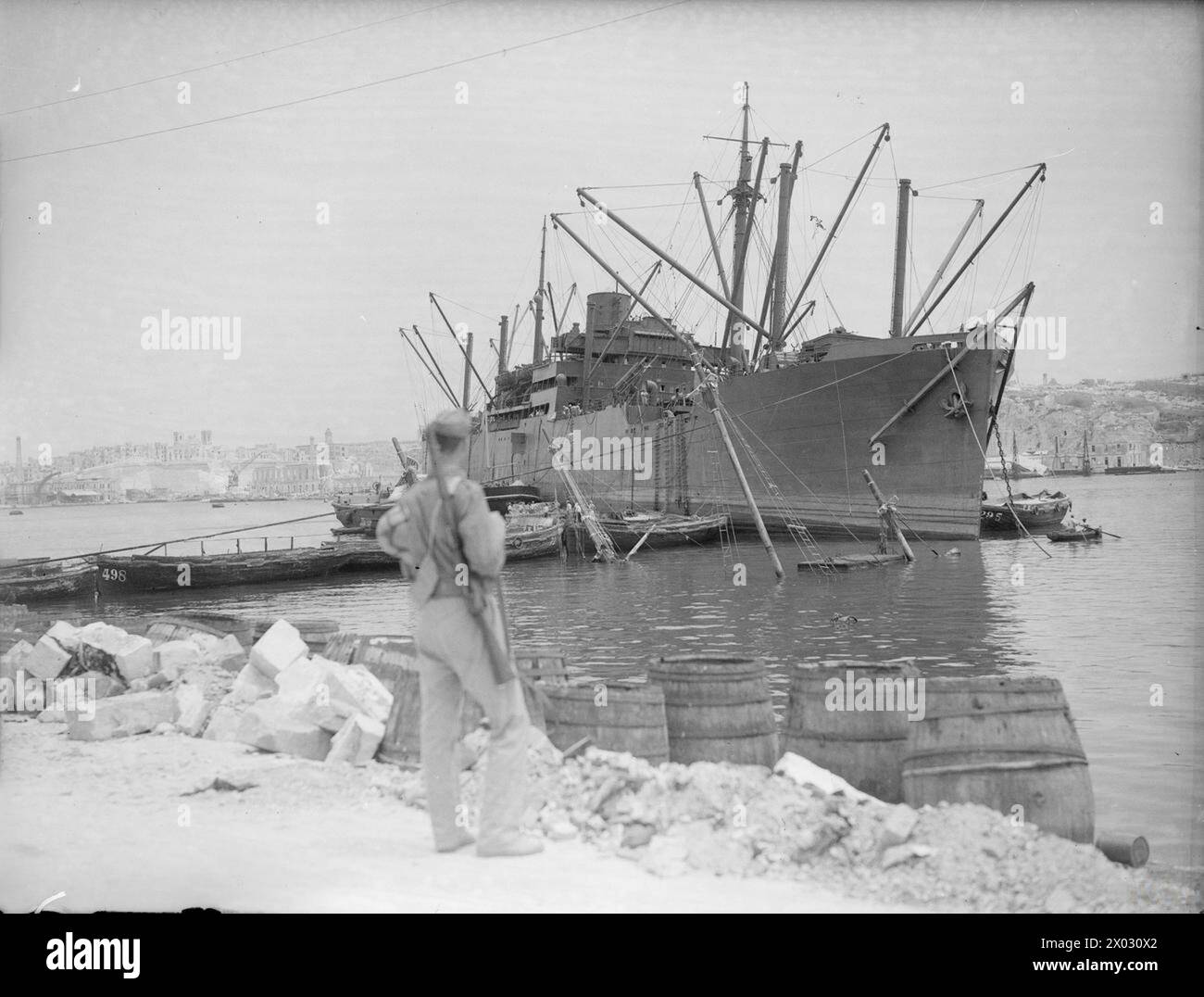 Am 16. Juni 1942 traf der Konvoi in Malta ein, wobei das Schiff orari als Soldat vom Kai aus beobachtet wurde. Stockfoto