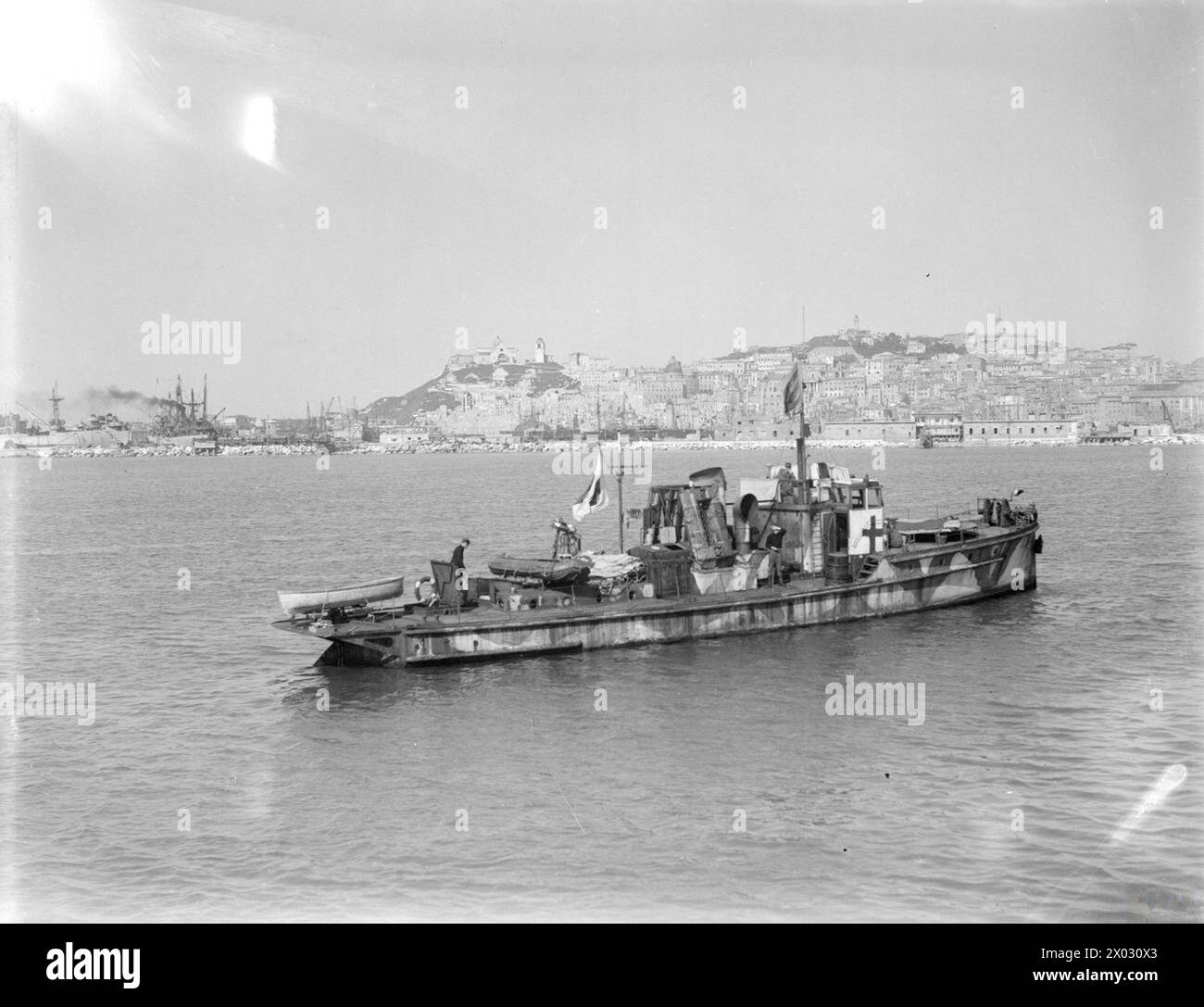 Im Mai 1945 ergaben sich in Ancona, Italien, verschiedene deutsche Kleinschiffe und Schiffe, die in der Adria verkehrten, einschließlich eines Krankenhaustenders. Stockfoto