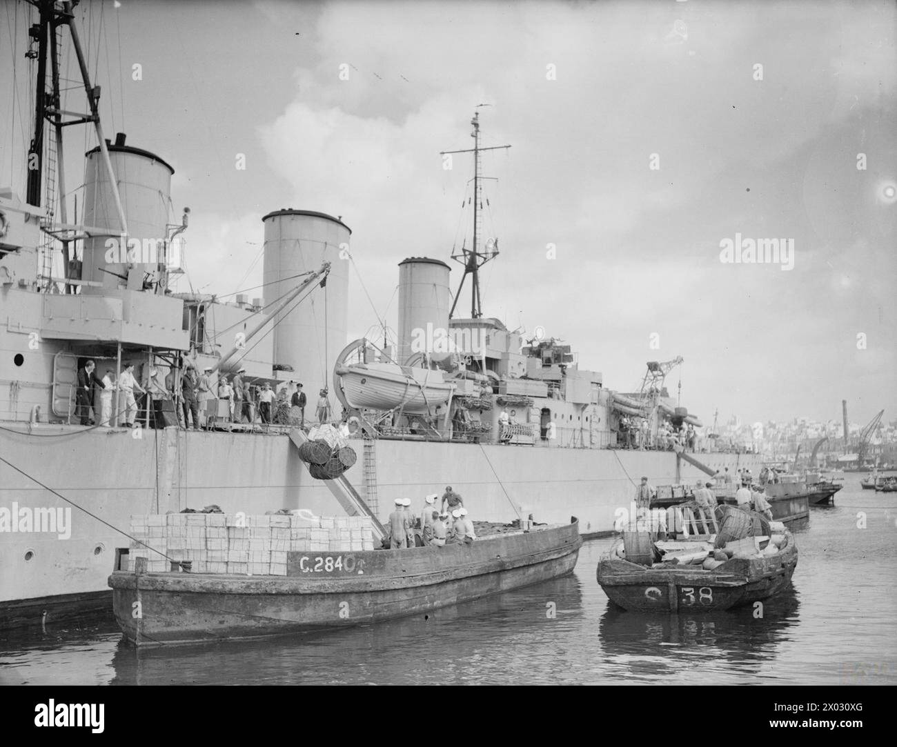 Am 16. Juni 1942 war die HMS Welshman auf Malta, wo die Fracht neben dem Schiff in Feuerzeuge entladen wurde. Stockfoto