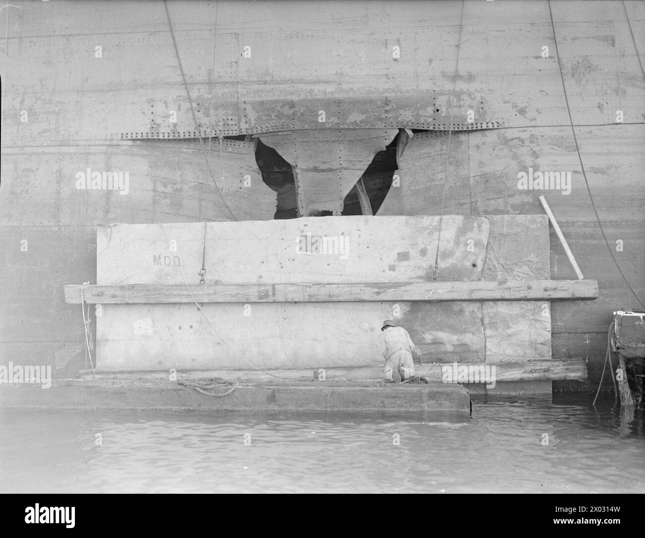Am 21. Juni 1942 waren die Reparaturen auf dem Handelsschiff orari in Malta fast abgeschlossen, wobei ein Patch auf der Seite des Schiffes angebracht wurde, nachdem er Schaden erlitten hatte. Stockfoto