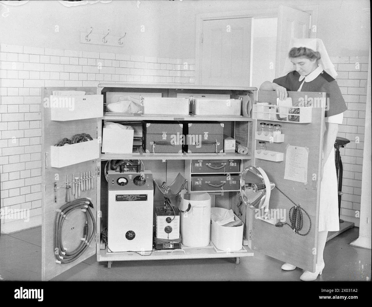 MEDIZINISCHE DIENSTE DER ROYAL AIR FORCE, 1939-1945. - Im RAF-Krankenhaus Halton, Buckinghamshire, wird der Inhalt der mobilen Physiotherapieeinheit "Heald" für die Station angezeigt Stockfoto